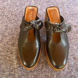 Bernardo Clog Shoe Tie Black size 9.5